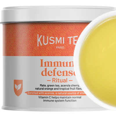 Odkryj moc natury z herbatą Immune Defense marki Kusmi Tea. Ta unikalna mieszanka, stworzona w celu wzmocnienia odporności, zawiera 53% mate, 17% zielonej herbaty, 15% ekstraktu z aceroli oraz naturalne aromaty tropikalnych owoców, czarnej porzeczki, mango i pomarańczy. Dodatkowo, substancje glazurujące pochodzenia roślinnego nadają tej herbacie wyjątkową konsystencję. Pozwól sobie na chwilę wzmocnienia organizmu i ciesz się harmonią smaków i aromatów z marką, która dba o Twoje zdrowie - Kusmi Tea.