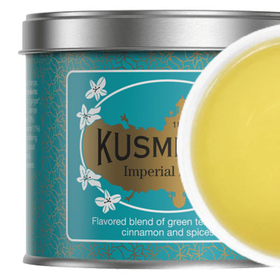 Odkryj niezwykłe bogactwo smaków z herbatą Imperial Label od Kusmi Tea. Ta wyjątkowa mieszanka zawiera zieloną herbatę, kardamon, korzeń lukrecji, imbir, naturalne aromaty, olejek eteryczny z pomarańczy, skórki pomarańczy, anyż i cynamon, tworząc harmonijną symfonię smaków. Pozwól sobie na chwilę odprężenia i przyjemności, delektując się każdym łykiem tej wykwintnej herbaty. Odkryj esencję luksusu z marką, która od lat kreuje niezrównane kompozycje herbaty - Kusmi Tea.
