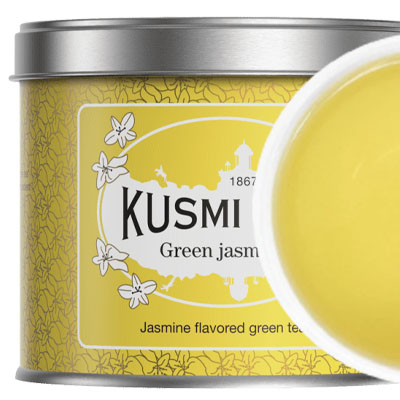 Odwiedź orientalne ogrody z herbatą Green Jasmine od Kusmi Tea. Ta wyjątkowa zielona herbata aromatyzowana delikatnym jaśminem zapewnia niezapomniane doznania smakowe i aromatyczne. Każdy łyk tej herbaty to podróż do krainy harmonii i spokoju. Pozwól sobie na chwilę odprężenia z marką, która od lat oferuje wyjątkowe kompozycje herbaty - Kusmi Tea.