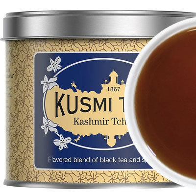 Zanurz się w aromatycznej podróży do Kaszmiru z herbatą Kashmir Tchai marki Kusmi Tea. Ta wyjątkowa mieszanka zawiera 64% czarnej herbaty, uzupełnioną o bogaty bukiet przypraw, takich jak kardamon, cynamon, imbir, anyż, liść laurowy, goździki i eukaliptus, oraz naturalne aromaty przypraw. Każdy łyk tej herbaty to podróż przez orientalne smaki i aromaty, która dostarczy Ci niezapomnianych doznań. Pozwól sobie na chwilę relaksu i odkryj bogactwo kultury kaszmirskiej w filiżance herbaty z marką, która od lat inspiruje miłośników herbaty - Kusmi Tea.