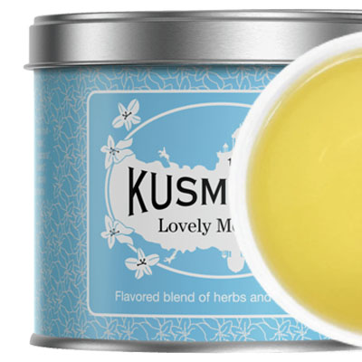 Rozpocznij dzień witalnością dzięki herbatce Lovely Morning Kusmi Tea. Zielona herbata, mate, cytrusy, guarana i kwiaty nagietka łączą się w harmonijną mieszankę, pobudzając zmysły i dodając energii. Spraw sobie przyjemność autentycznego poranka z marką, która kocha herbatę od lat - Kusmi Tea