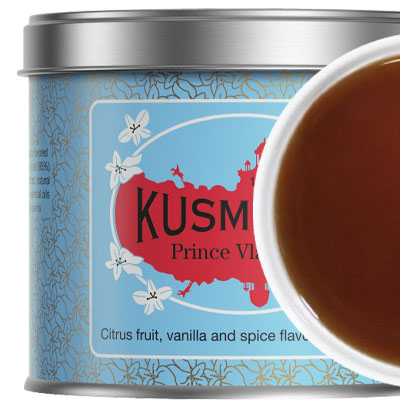 Przenieś się w podróż do dawnej Rosji z herbatą Prince Vladimir marki Kusmi Tea. Ta wytworna mieszanka czarnej herbaty, skórek pomarańczy, ekstraktu cynamonu, naturalnego aromatu waniliowego, naturalnego aromatu goździkowego oraz olejków eterycznych cytrusowych, to hołd dla bogactwa i tradycji. Pakowana w ozdobną metalową puszkę, ta herbata nie tylko zachwyca smakiem, ale także dodaje elegancji każdemu wnętrzu. Odkryj zmysłową podróż każdym łykiem z marką, która od lat mistrzowsko komponuje herbaty - Kusmi Tea.