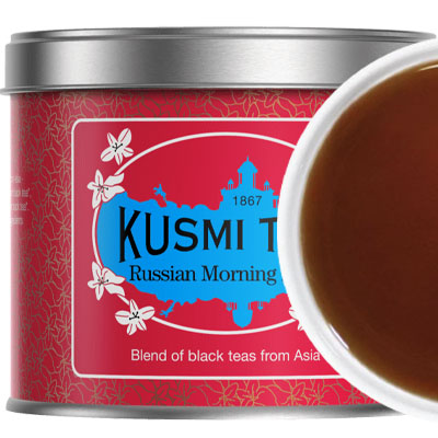 Przenieś się w aromatyczne poranki Rosji z herbatą Russian Morning od Kusmi Tea. Ta wyjątkowa mieszanka czarnej herbaty Grand Yunnan, Assam i Ceylon zachwyca intensywnym smakiem i bogatym aromatem. Każdy łyk tej herbaty to podróż do serca wschodzącego słońca nad rosyjskimi polami herbacianymi. Pozwól sobie na chwilę relaksu z marką, która od lat oferuje niezapomniane herbaty - Kusmi Tea.