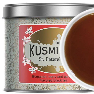 Odkryj bogactwo smaku i historii z herbatą St. Petersburg od Kusmi Tea. Ta wyrafinowana mieszanka czarnej herbaty, olejku bergamotowego i delikatnych aromatów przenosi Cię w podróż do dawnej rosyjskiej stolicy. Każdy łyk tej wyjątkowej herbaty to powrót do elegancji i bogactwa carskich salonów. Pozwól sobie na chwilę luksusu z marką, która od lat kreuje niezwykłe herbaty - Kusmi Tea