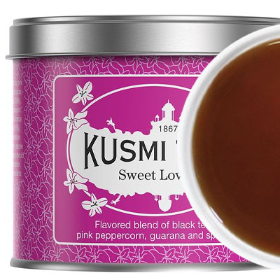 Przywitaj się z miłością w filiżance dzięki herbacie Sweet Love od renomowanej marki Kusmi Tea. Ta wyjątkowa mieszanka to połączenie 39% liści czarnej herbaty z aromatycznymi przyprawami, w tym kardamonem, cynamonem, anyżem i goździkami, oraz dodatkiem 3% ziaren różowego pieprzu, 2% guarany i korzenia lukrecji. Wynik to nie tylko wyjątkowy smak, ale także chwila, która podbije Twoje serce. Odkryj harmonię aromatycznych doznań i korzyści dla Twojego ciała i umysłu w tej herbatce. Pozwól sobie na chwilę słodkiego odprężenia z marką, która od lat kreuje niezwykłe herbaty - Kusmi Tea
