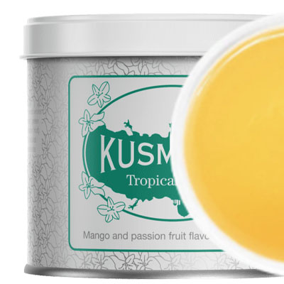 Odkryj egzotyczną ucztę smaków z herbatą Tropical White od Kusmi Tea. Ta wyjątkowa mieszanka białej herbaty i zielonej herbaty, wzbogacona naturalnymi aromatami mango i marakuji, przenosi Cię w podróż do tropikalnego raju. Teraz dostępna w eleganckiej metalowej puszce z przykrywką, zachowując świeżość i intensywność smaku. Poczuj klimat rajskiej plaży z każdym łykiem herbaty z marką, która od lat kreuje wyjątkowe herbaty - Kusmi Tea.