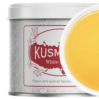 Wprowadź do swojej filiżanki kawałek słonecznego Włoch z herbatą White Bellini od Kusmi Tea. Ta wyjątkowa mieszanka białej herbaty (68%) i zielonej herbaty (27%) ożywiona jest naturalnymi aromatami soczystych moreli i brzoskwiń (5%). Inspiracją do jej stworzenia był klasyczny koktajl White Bellini z lat 40. Teraz możesz delektować się jego wyjątkowym smakiem i aromatem w każdej filiżance. Zapakowana w piękną metalową puszkę, nasza herbata zachowuje świeżość i autentyczność smaku. Przenieś się w podróż do słonecznej Italii i pozwól sobie na chwilę relaksu z marką, która kocha herbatę od lat - Kusmi Tea.