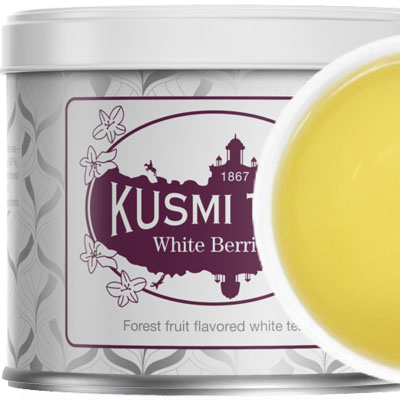 Odkryj świeżość i delikatność w każdej filiżance herbaty White Berries marki Kusmi Tea. Ta wyjątkowa mieszanka zawiera 57% herbaty białej, 37% herbaty zielonej oraz naturalne aromaty owoców leśnych (6%). Pakowana w elegancką metalową puszkę, ta herbata zachwyca nie tylko smakiem, ale również aromatem soczystych jagód. Pozwól sobie na chwilę relaksu i ciesz się harmonią smaków z marką, która od lat tworzy wyjątkowe kompozycje - Kusmi Tea.